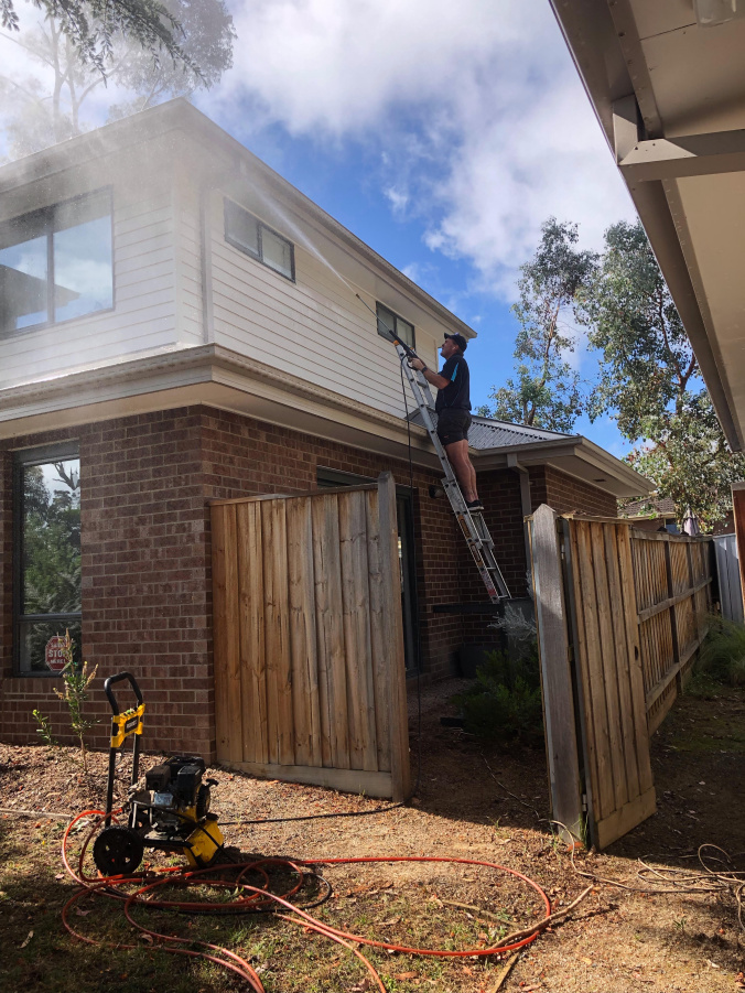 Pressure cleaning house